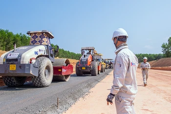 Nhà thầu thi công triển khai lu lèn, thảm bê-tông nhựa mặt đường thuộc dự án thành phần đường cao tốc bắc-nam phía đông, đoạn Quảng Ngãi-Hoài Nhơn.