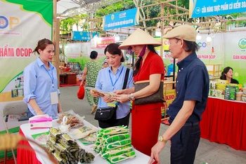 Tuần hàng tư vấn, giới thiệu và xúc tiến tiêu thụ sản phẩm OCOP, làng nghề, nông sản thực phẩm an toàn năm 2024 ở Hà Nội. (Ảnh MẠNH PHÚ)