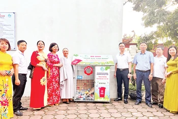 Ra mắt "Trạm rác văn minh" tại chùa Đại Lan (huyện Thanh Trì) nhằm nâng cao ý thức bảo vệ môi trường của người dân.