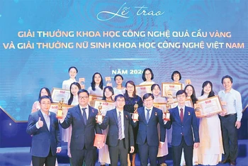 Các nhà khoa học của Đại học Quốc gia Thành phố Hồ Chí Minh nhận giải thưởng Quả cầu vàng 2024. (Ảnh VP)