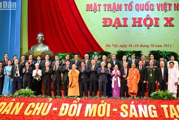 Các đồng chí lãnh đạo Đảng, Nhà nước với các đại biểu tại Đại hội.