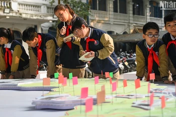 Trong ngày thứ hai mở cửa, Triển lãm tương tác “Những trận đánh nổi tiếng, những vị tướng tài danh” tại Trụ sở Báo Nhân Dân (71 Hàng Trống, Hà Nội) đã thu hút học sinh các trường đến tìm hiểu về lịch sử Quân đội nhân dân Việt Nam.