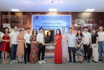 Trung tâm Lưu trữ quốc gia III tiếp nhận nhận bức ảnh phục dựng chân dung Chủ tịch Hồ Chí Minh do nhóm tình nguyện viên trẻ TEAM LEE trao tặng.