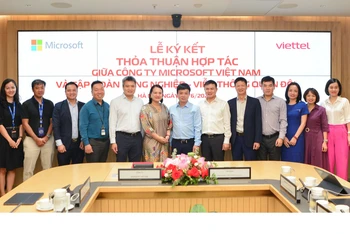 Đại diện Tổng Công ty Giải pháp doanh nghiệp Viettel và Công ty Microsoft Việt Nam tại lễ ký kết.