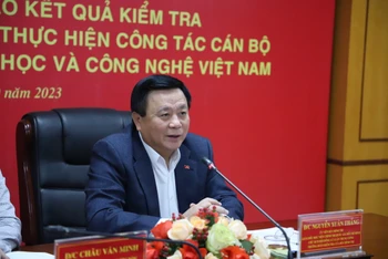 Đồng chí Nguyễn Xuân Thắng chủ trì hội nghị.