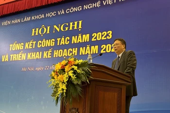 Giáo sư, Viện sĩ Châu Văn Minh, Chủ tịch Viện Hàn lâm Khoa học và Công nghệ Việt Nam báo cáo tại Hội nghị.