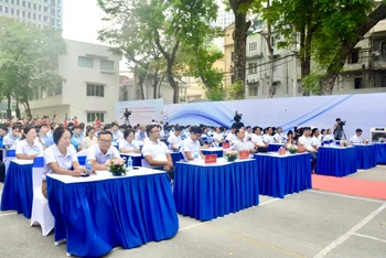 Đông đảo các thầy, cô giáo và sinh viên Trường đại học Giao thông vận tải tham gia sự kiện.
