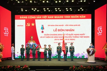 Lãnh đạo Tập đoàn Viettel đón nhận Huân chương Bảo vệ Tổ quốc hạng Nhất.