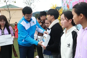 Trao 20 máy tính cho học sinh nghèo vượt khó học giỏi huyện Quế Phong.
