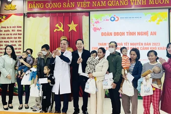 Đoàn đại biểu Quốc hội và Nhóm nữ đại biểu Quốc hội, Hội đồng nhân dân tỉnh Nghệ An trao quà Tết cho bệnh nhân đang điều trị tại Bệnh viện Sản Nhi Nghệ An. (Ảnh: Mai Hoa)
