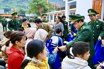 Lãnh đạo Bộ chỉ huy Bộ đội biên phòng Nghệ An và Uỷ ban Mặt trận Tổ quốc tỉnh Nghệ An tặng quà Tết cho các hộ đồng bào nghèo khu vực biên giới