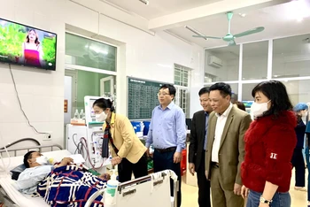 Thăm và tặng quà cho bệnh nhân nặng đang điều trị tại Bệnh viện huyện Nghi Lộc.
