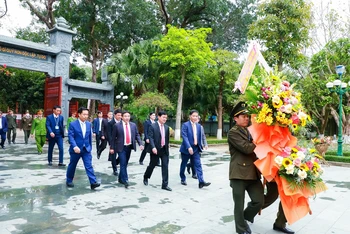 Đồng chí Trần Tuấn Anh, Ủy viên Bộ Chính trị, Trưởng ban Kinh tế Trung ương và đoàn đại biểu về dâng hoa, dâng hương tại Khu Di tích Quốc gia đặc biệt Kim Liên. (Ảnh: Thành Duy)