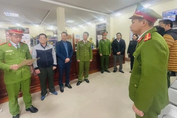 Cơ quan Cảnh sát điều tra Công an tỉnh Nghệ An thi hành Lệnh khám xét tại Trung tâm đăng kiểm xe cơ giới tỉnh Nghệ An.