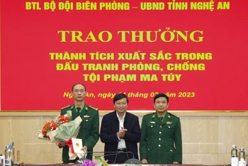 Trao thưởng cho lãnh đạo Bộ đội Biên phòng tỉnh Nghệ An và Ban chuyên án. (Ảnh: Đặng Cường)
