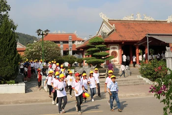 Tổ chức cho học sinh đi trải nghiệm ở Khu di tích lịch sử Truông Bồn.