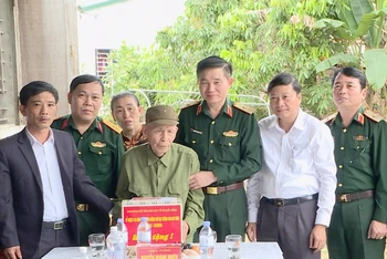 Thăm, tặng quà ông Đinh Văn Lam ở xóm Phong Thuận, xã Hưng Hòa (thành phố Vinh), là thương binh có hoàn cảnh khó khăn.