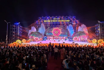 Đông đảo du khách và người dân tham dự khai mạc Lễ hội du lịch Cửa Lò 2023.