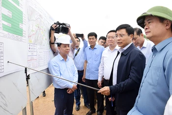Bộ trưởng Giao thông vận tải Nguyễn Văn Thắng chỉ đạo tại hiện trường dự án.