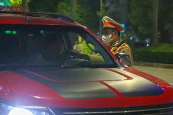 Cảnh sát giao thông Nghệ An kiểm tra nồng độ cồn các lái xe ô-tô. (Ảnh: Đình Tuyên) 