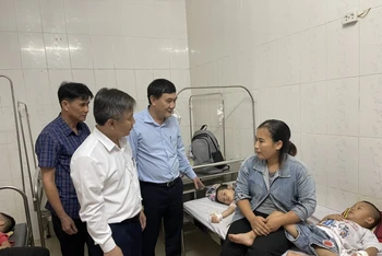 Sở Giáo dục và Đào tạo Nghệ An thăm hỏi các trẻ nghi bị ngộ độc đang điều trị tại Bệnh viện đa khoa huyện Đô Lương.