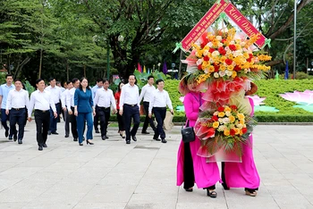 Các đại biểu làm lễ dâng hoa, dâng hương tại Khu di tích Kim Liên - Di tích Quốc gia đặc biệt. (Ảnh: Phan Quỳnh)