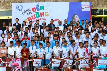 Trao tặng xe đạp cho các học sinh nghèo ở Nghệ An.