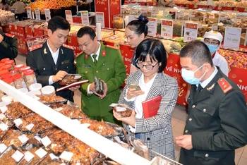Lực lượng chức năng kiểm tra an toàn thực phẩm tại một siêu thị lớn trên địa bàn thành phố Vinh.