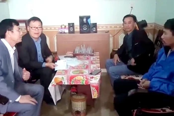 Ủy ban Mặt trận Tổ quốc huyện Nghi Lộc thăm hỏi, động viên các công nhân bị nhiễm bụi phổi. (Ảnh: CSCC)