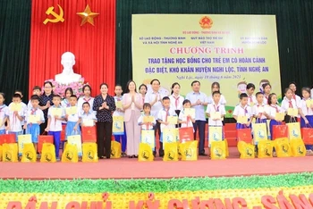 Trao học bổng và quà cho các em học sinh trên địa bàn huyện Nghi Lộc. (Ảnh: Thanh Quỳnh)