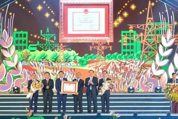 Huyện Yên Thành đón nhận Huân Chương Lao động Hạng 3 và Bằng công nhận huyện Đạt chuẩn nông thôn mới của Thủ tướng Chính phủ.