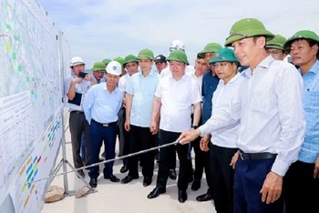 Bộ trưởng Giao thông vận tải kiểm tra tiến độ cao tốc Nghi Sơn-Diễn Châu. (Ảnh: PHẠM BẰNG)