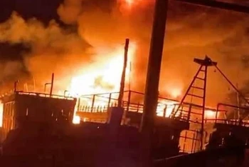Ngọn lửa bùng cháy thiêu trụi nhiều tàu cá ở cảng cá Lạch Quèn.
