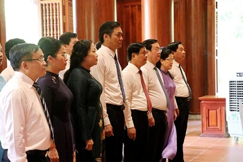 Các đại biểu thực hiện Lễ tưởng niệm Chủ tịch Hồ Chí Minh. 