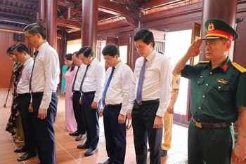 Đoàn lãnh đạo tỉnh Nghệ An dâng hoa, dâng hương tưởng niệm đồng chí Tổng Bí thư Lê Hồng Phong. (Ảnh: Kiều Hoa)