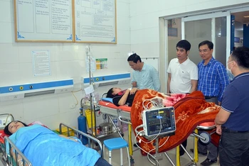Lãnh đạo Sở Y tế Nghệ An và huyện Yên Thành chỉ đạo công tác cấp cứu và thăm hỏi bệnh nhân.