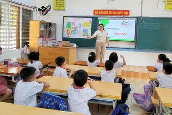 Các em học sinh rất thích thú học tiếng Anh với giáo viên người nước ngoài.