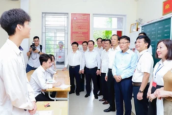 Phó Thủ tướng Lê Thành Long và đoàn công tác kiểm tra công tác chuẩn bị Kỳ thi tốt nghiệp THPT tại điểm thi Trường THPT Huỳnh Thúc Kháng.
