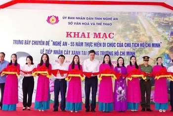 Cắt băng khai trương trưng bày chuyên đề "Nghệ An - 55 năm thực hiện Di chúc của Chủ tịch Hồ Chí Minh".