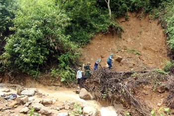 Đoạn đường từ bản Xằng Trên vào bản Cha Nga hơn 20km nhưng có hơn 50 điểm sạt lở, không thể lưu thông bằng xe máy.