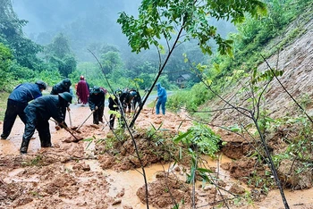 Đồn Biên phòng Tam Quang khắc phục các điểm sạt lở bảo đảm giao thông.