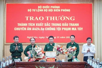 Thiếu tướng Nguyễn Văn Thiện, Phó Tư lệnh Bộ đội Biên phòng và Phó Chủ tịch Ủy ban nhân dân tỉnh Nghệ An Lê Hồng Vinh trao Bằng khen cho các đơn vị có thành tích xuất sắc trong đấu tranh Chuyên án A424.5p.