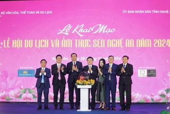 Các đại biểu ấn nút khai mạc lễ hội du lịch và ẩm thực Sen năm 2024.