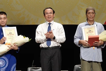 Bí thư Thành ủy Thành phố Hồ Chí Minh Nguyễn Văn Nên trao giải thưởng Trần Văn Khê cho các cá nhân (Ảnh: Thúy Bình). 