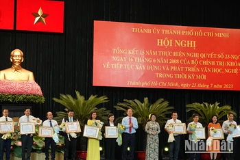 Tặng Bằng khen của Ban Thường vụ Thành ủy TP Hồ Chí Minh cho các cá nhân có thành tích xuất sắc trong thực hiện Nghị quyết số 23