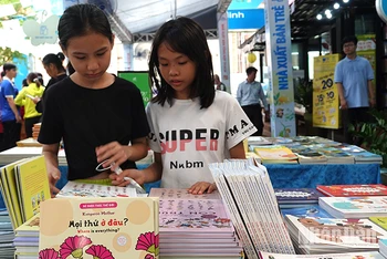 Độc giả nhỏ tuổi đến tham quan, mua sách tại Đường Sách Thành phố Hồ Chí Minh.