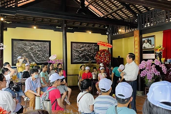 Các em thiếu nhi tham quan Bảo tàng Biệt động Sài Gòn- Gia Định.