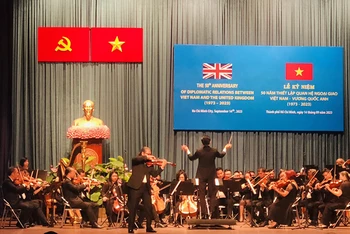 Chương trình nghệ thuật chào mừng 50 năm quan hệ ngoại giao Việt Nam- Vương quốc Anh.