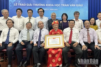 Nhà nghiên cứu Nguyễn Đình Tư chụp ảnh lưu niệm với các đại biểu tại buổi trao giải.