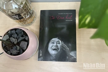 Bìa tác phẩm "Cô đào hát" của Nhà văn, Đạo diễn Nguyễn Thị Minh Ngọc.